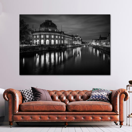 Bode Museum Berlin schwarz weiß Spiegelung bei Nacht Wandbild