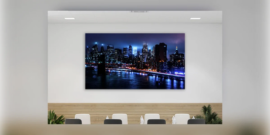 Wandbild New York Manhattan Bridge bei Nacht über einem Besprechungstisch