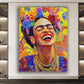 Wandbild Frida im Porträt mit Blumen und Lächeln abstrakt im Pop Art Stil