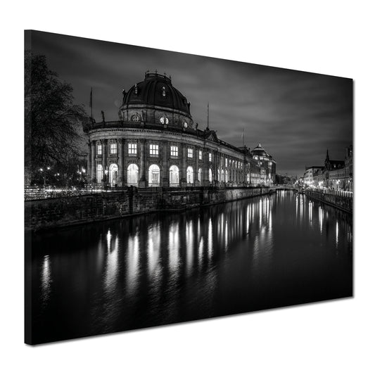 Bode Museum Berlin schwarz weiß Spiegelung bei Nacht Wandbild