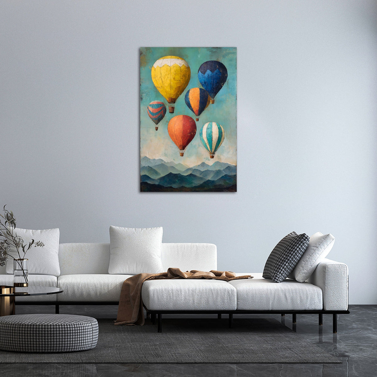Wandbild mit bunten Ballons im Hochformat an einer Wohnraumwand