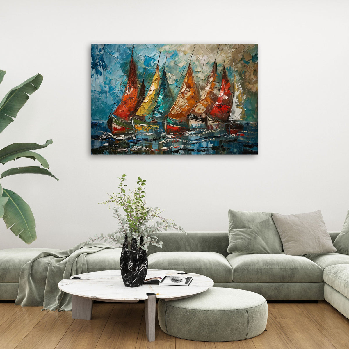 Maritimes Wandbild über einem Sofa im Wohnraum