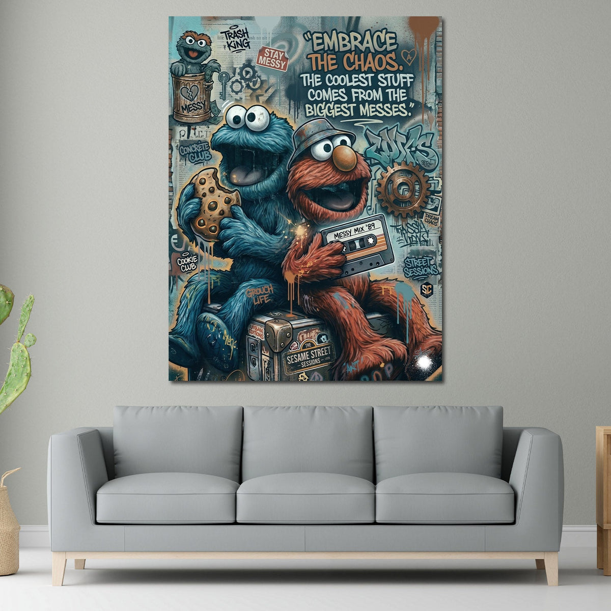 Buntes Graffiti Wandbild mit Comicfiguren über einem Sofa im Wohnraum