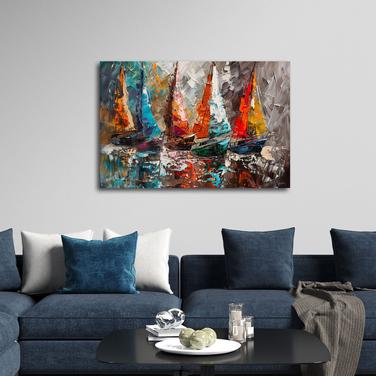 Maritimes Wandbild über einem Sofa im Wohnraum