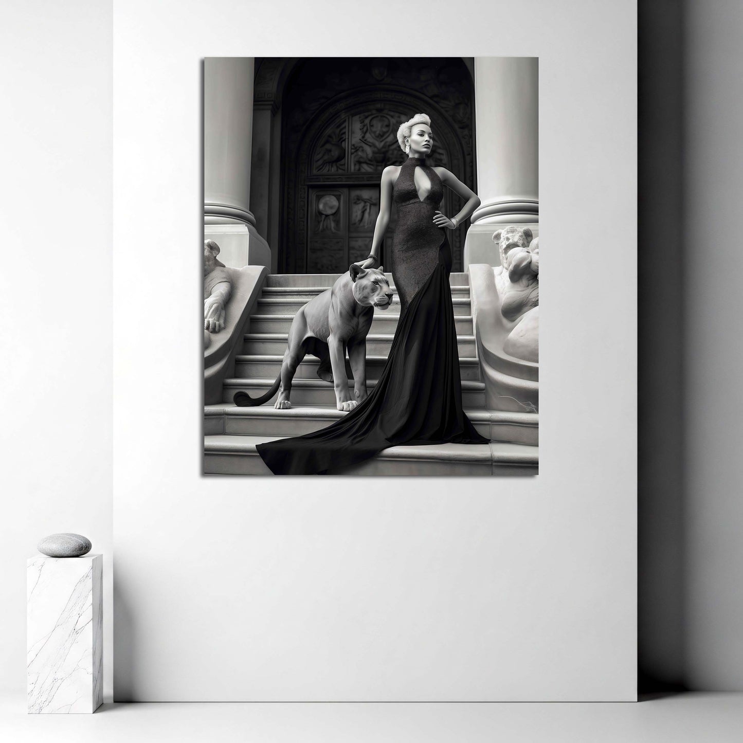 Frau Abendkleid schwarz weiß Treppe Löwin Eleganz Luxus Wandbild