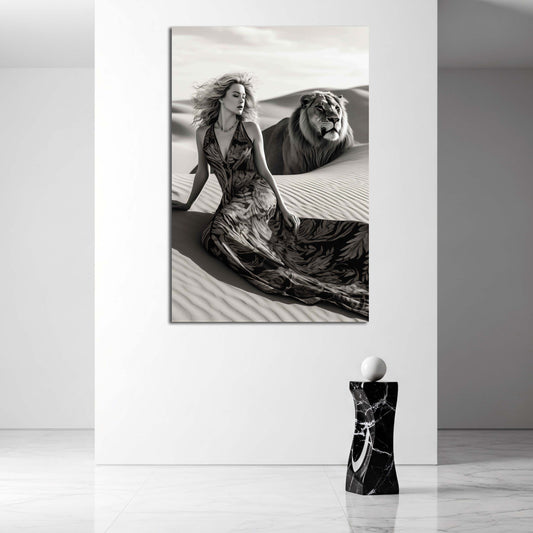 Frau Abendkleid Wüste Löwe schwarz weiß Eleganz Wandbild