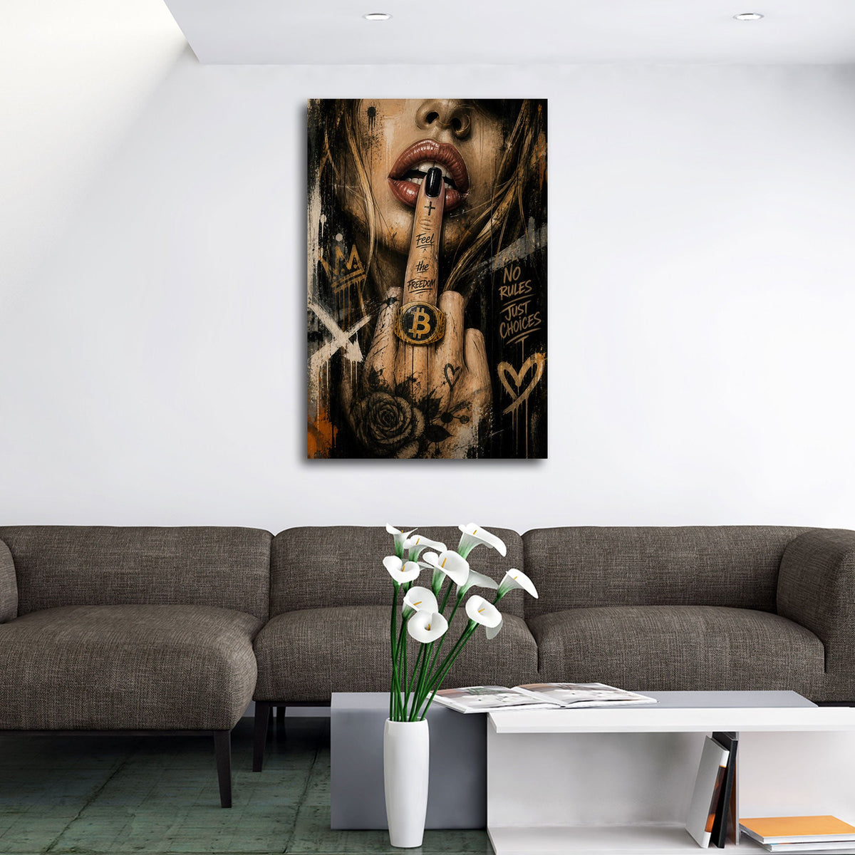 Frau mit Bitcoin Ring und Finger an den Lippen Wandbild