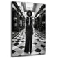 Frau Mode schwarz weiß elegantes Kleid Galerie Architektur Wandbild