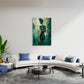 Abstraktes Frauenfigur Wandbild über einem Sofa im Wohnraum