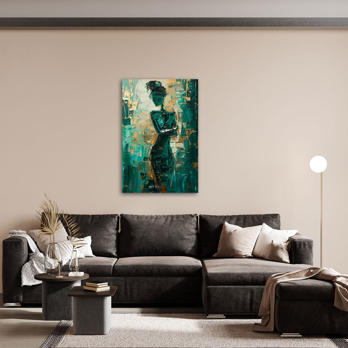 Abstraktes Wandbild im Hochformat an einer Wohnraumwand