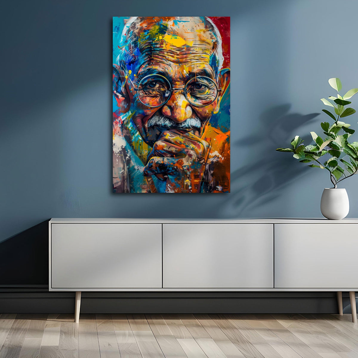 Buntes Porträt Wandbild über einem Sofa im Wohnraum