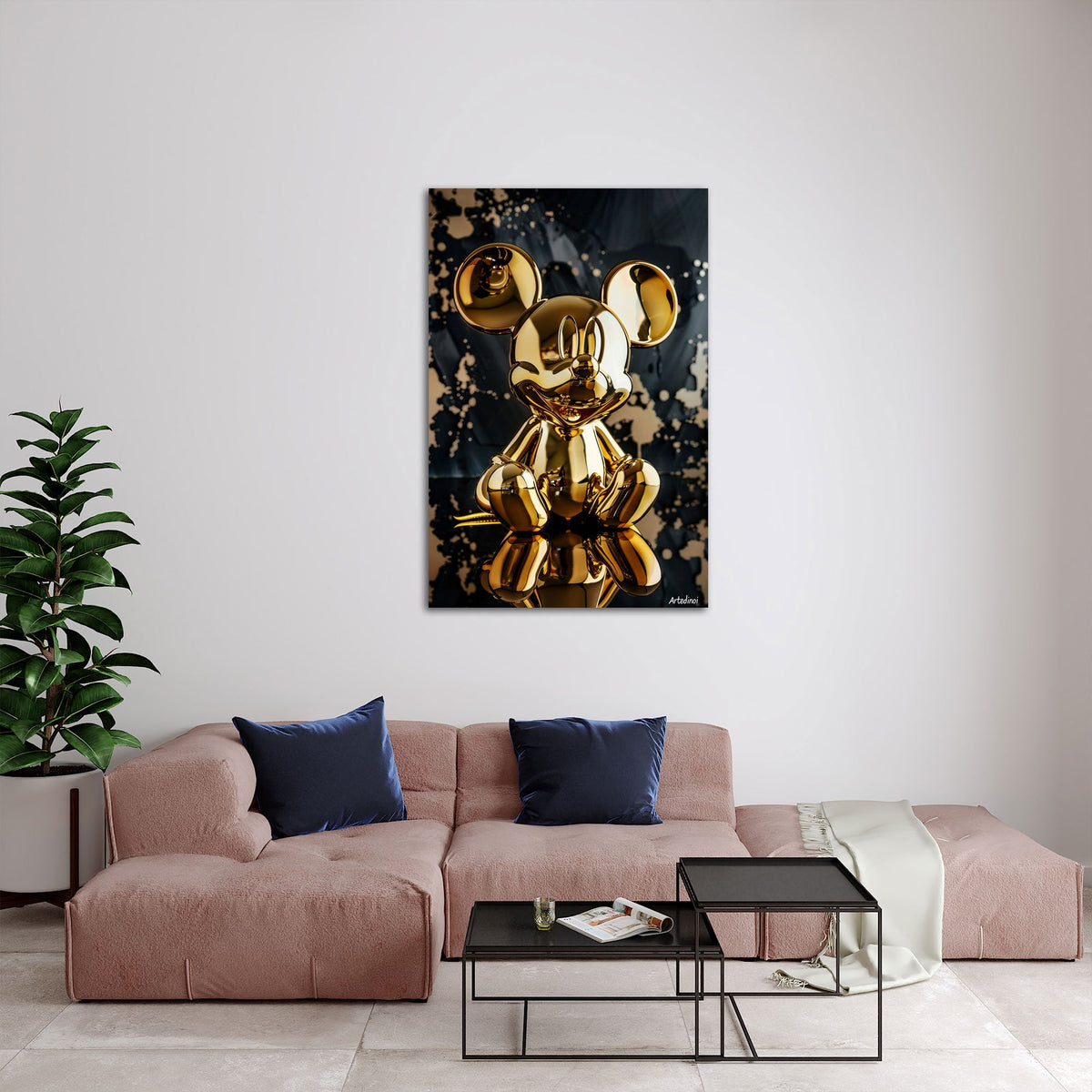 Goldene Comicfigur als Pop Art Wandbild über einem Sofa im Wohnraum