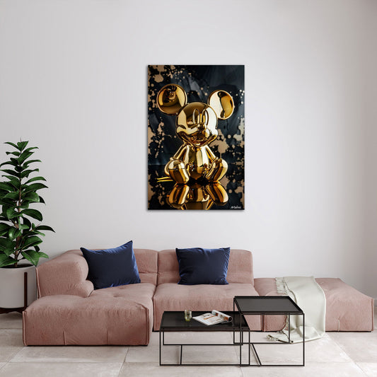 Goldene Comicfigur als Pop Art Wandbild über einem Sofa im Wohnraum