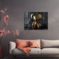 Goldene Comicfigur als Pop Art Wandbild über einem Sofa im Wohnraum