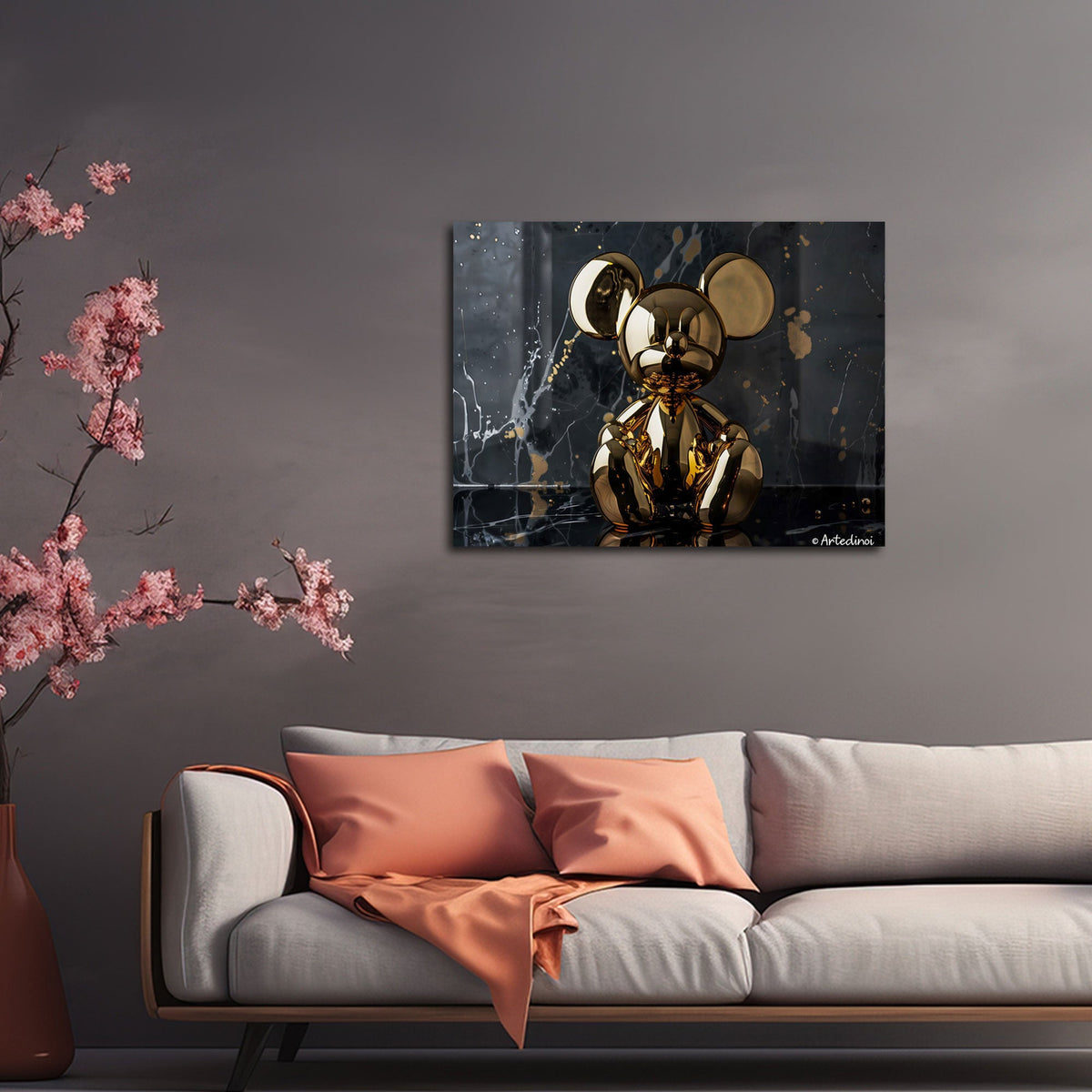 Goldene Comicfigur als Pop Art Wandbild über einem Sofa im Wohnraum