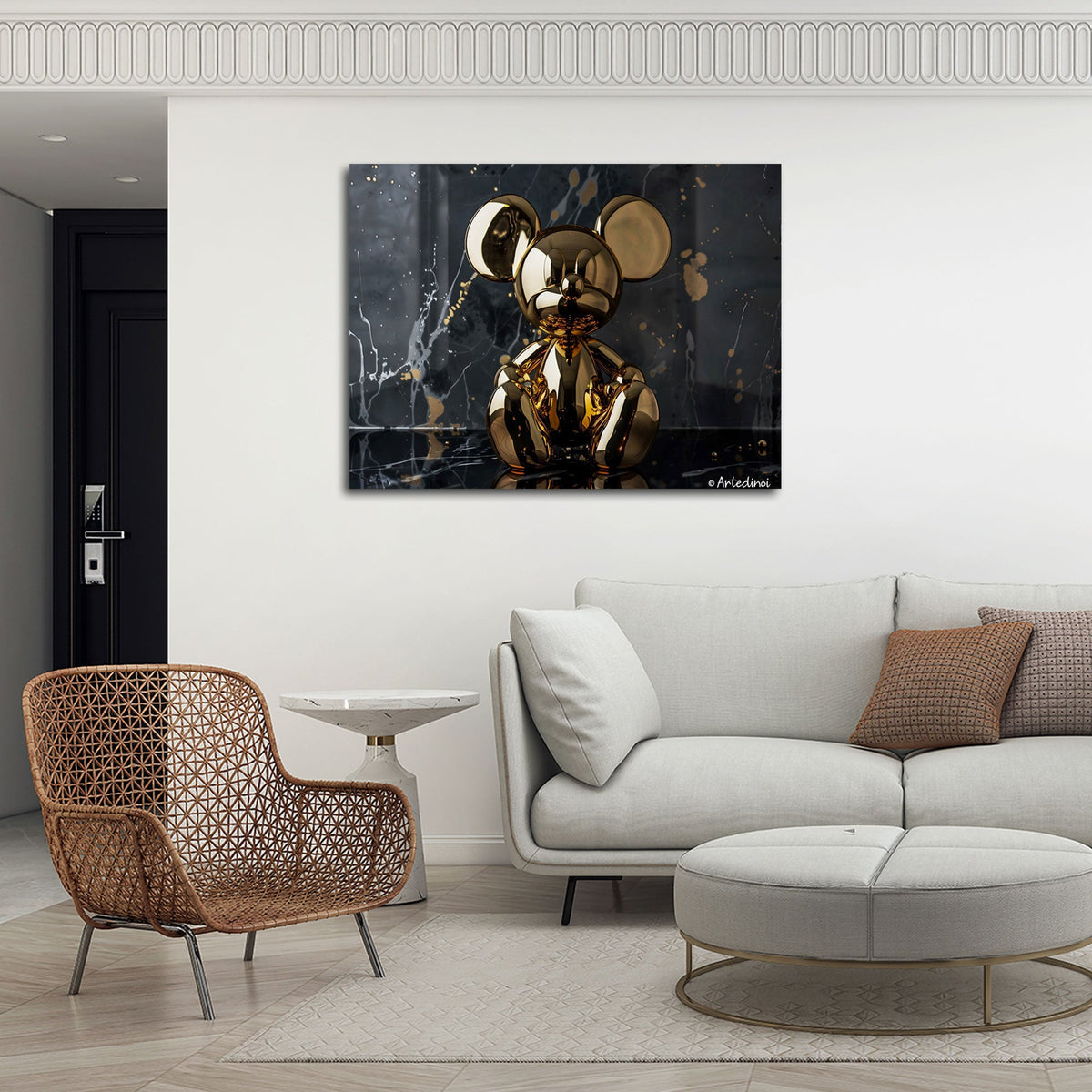 Pop Art Wandbild in Gold und Schwarz im Querformat an einer Wohnraumwand