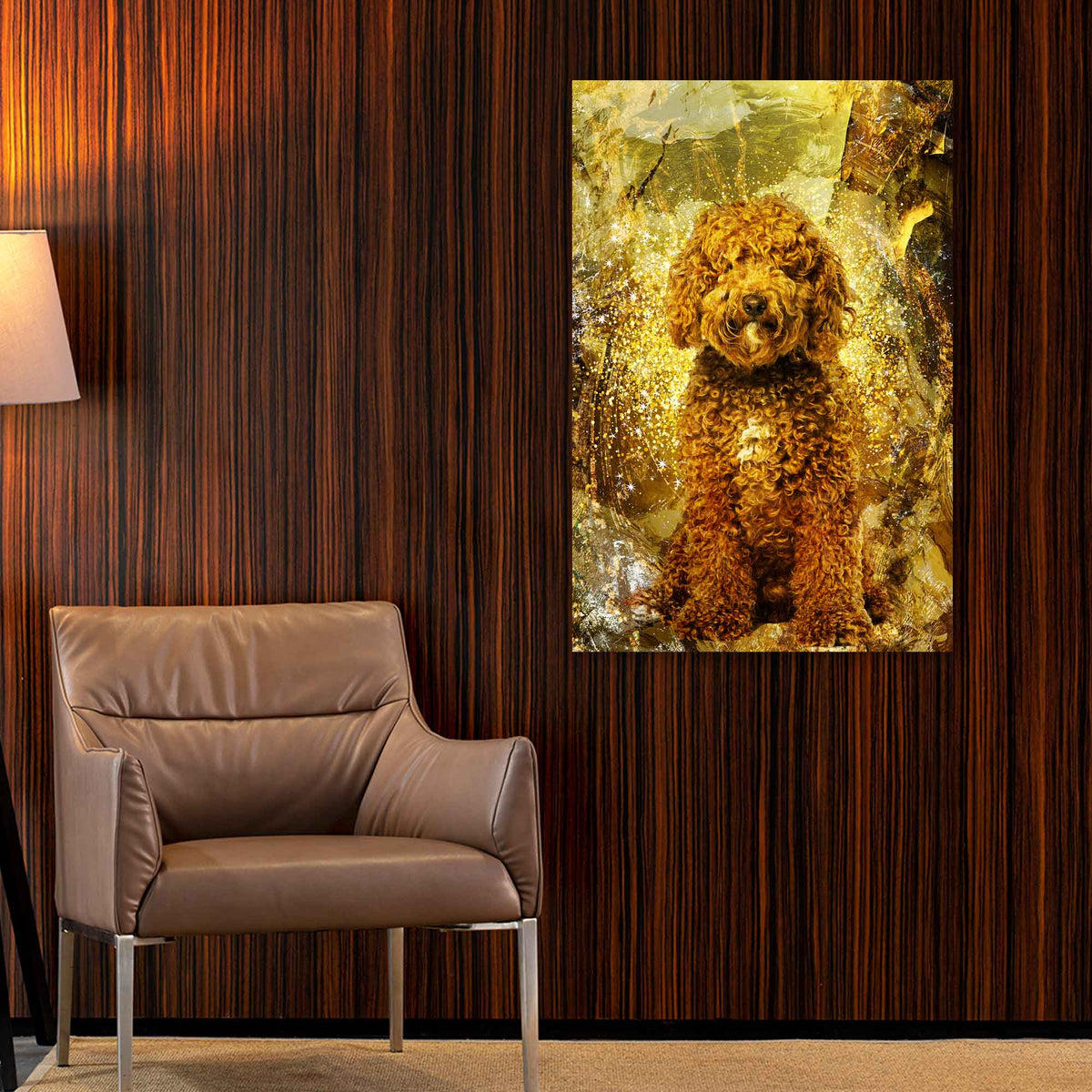 Pudel Wandbild in Gold neben Ledersessel vor Holzwand