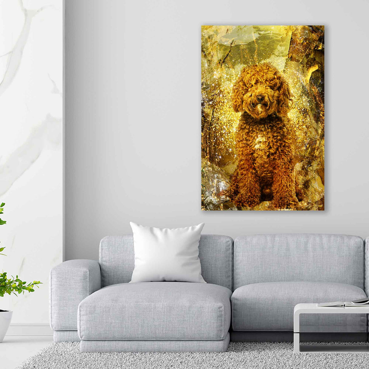 Goldenes Pudel Wandbild über dem Sofa im Wohnzimmer