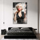 Marilyn Monroe mit Kaugummiblase und roten Akzenten Wandbild