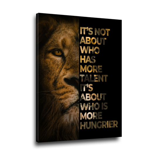 Wandbild Löwe Who Is Hungrier mit goldener Typografie