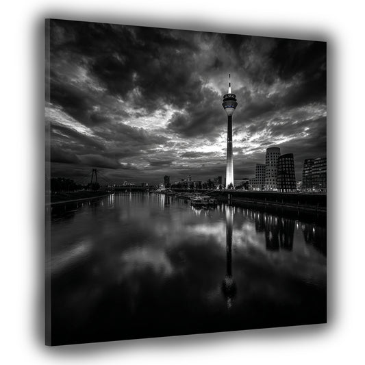Rheinturm Düsseldorf schwarz weiß dramatischer Himmel Wandbild