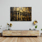 Abstraktes Wandbild in Gold über einem Sofa im Wohnraum