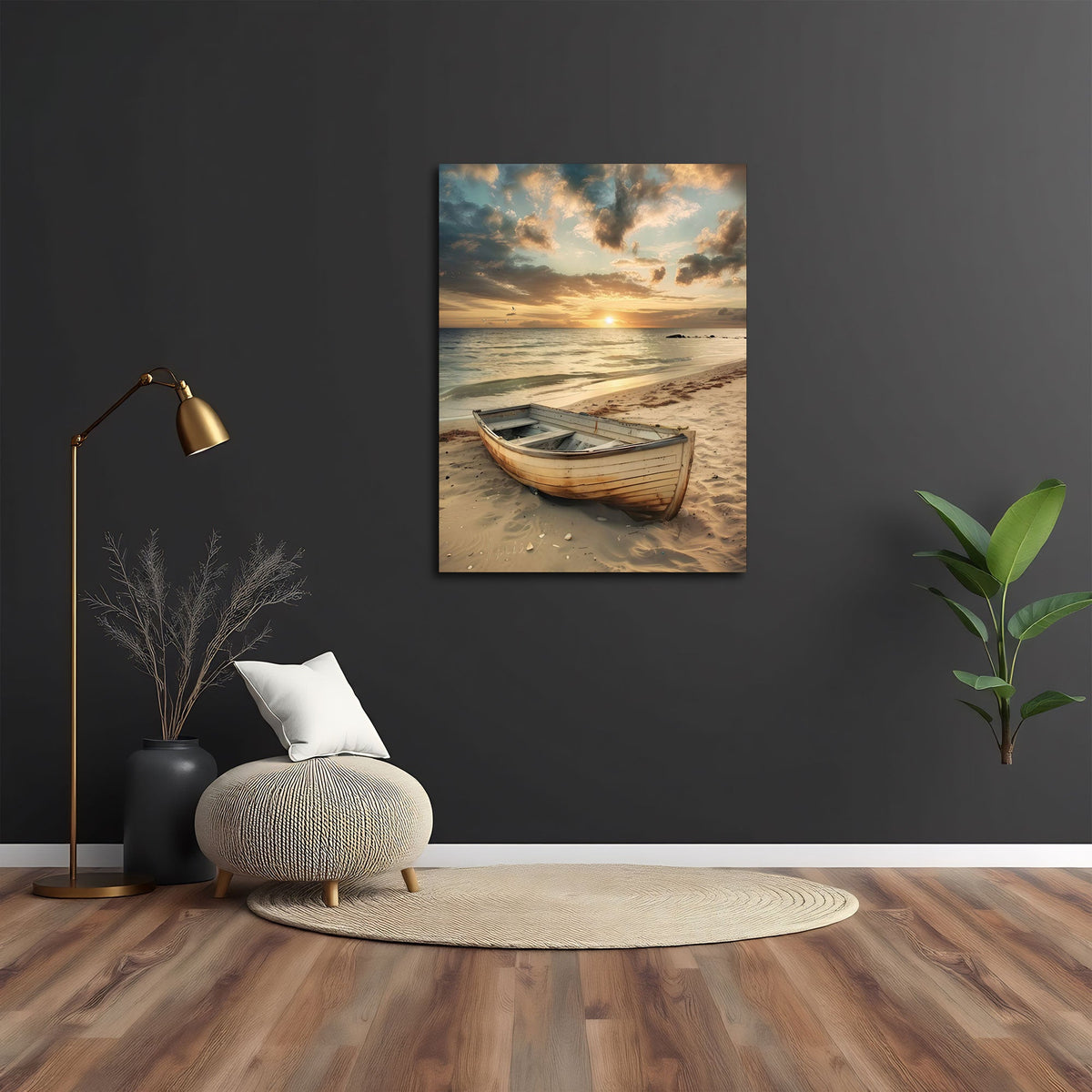 Maritimes Wandbild mit Boot am Strand über einem Sofa im Wohnraum